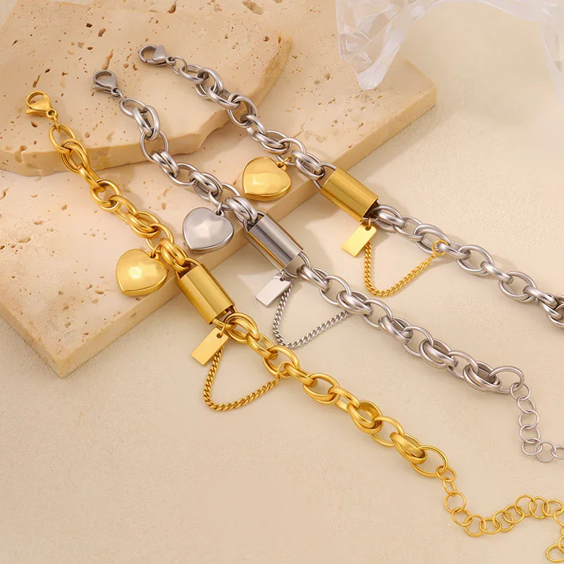 Cadena de joyería de titanio con colgante en forma de corazón, diseñada por JewerlyDreams, mostrando el colgante y la cadena.