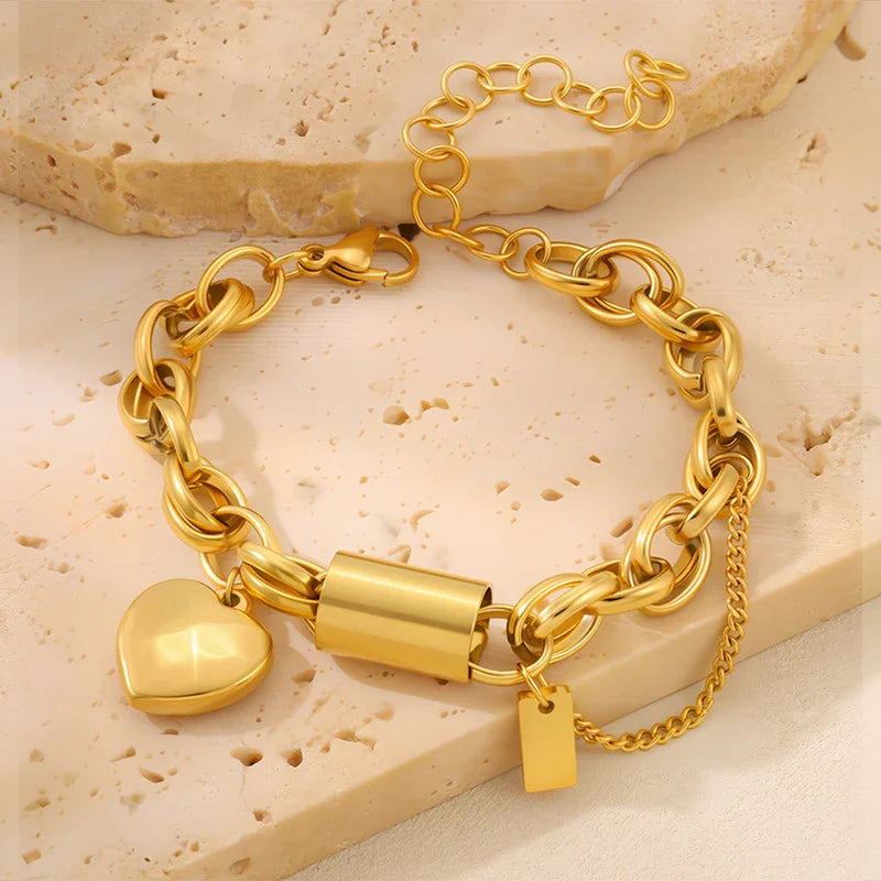 Collar de titanio con colgante en forma de corazón, elegante y versátil, de la marca JewerlyDreams.