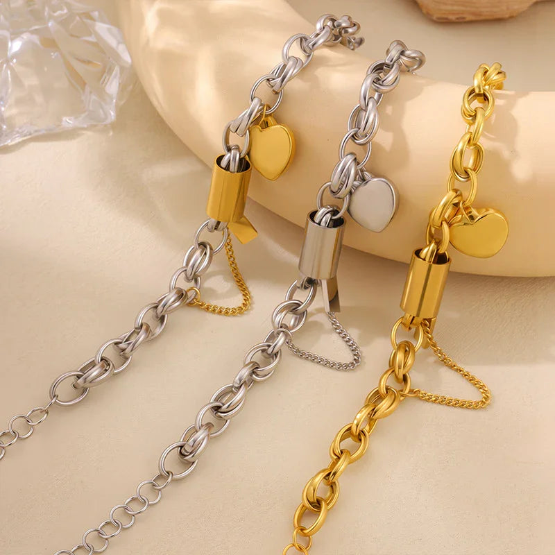 Pulsera de titanio versátil con colgante en forma de corazón, joyería de JewelryDreams, muestra el diseño elegante y resistente.