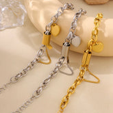 Pulsera de titanio versátil con colgante en forma de corazón, joyería de JewelryDreams, muestra el diseño elegante y resistente.