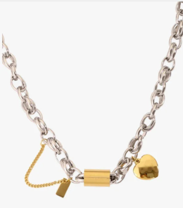 Collar de titanio con colgante en forma de corazón, diseño versátil y elegante, de la marca JewelryDreams.