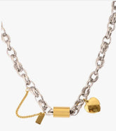 Collar de titanio con colgante en forma de corazón, diseño versátil y elegante, de la marca JewelryDreams.
