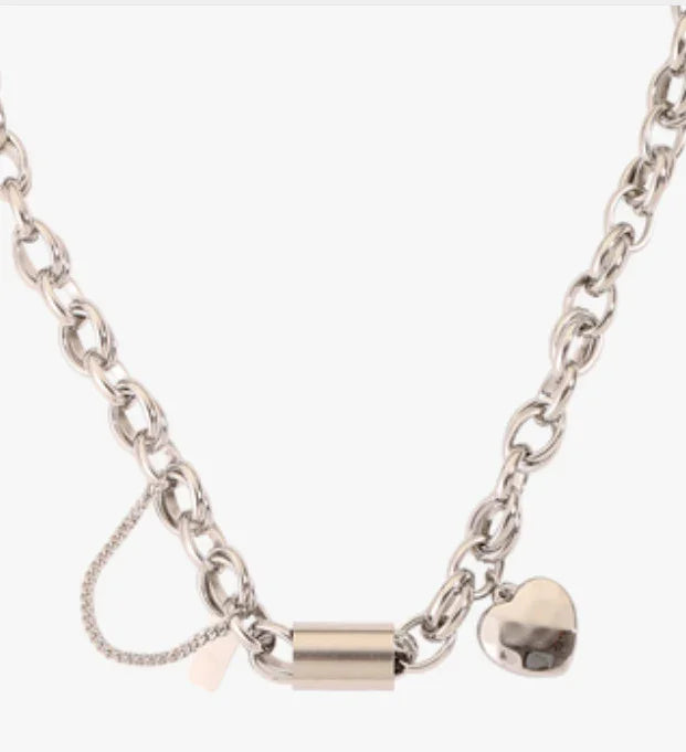 Collar de joyería en titanio con colgante en forma de corazón, estilo versátil y elegante de JewelryDreams.