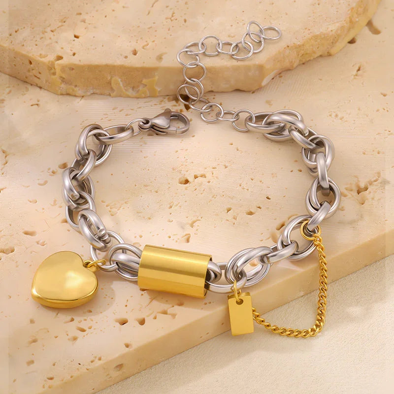 Collar de titanio versátil con colgante en forma de corazón, diseño elegante y moderno de JewelryDreams.