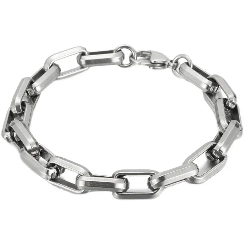 Pulsera de acero titanio para hombres con diseño geométrico y estilo hip-hop, de la marca JewerlyDreams, en imagen.