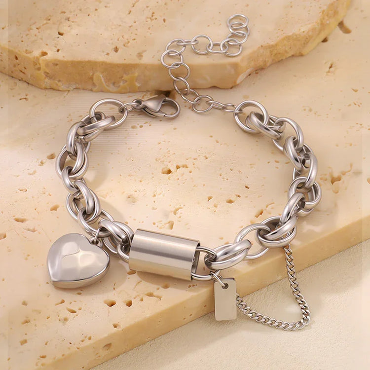 Collar versátil de titanio con colgante en forma de corazón, diseñado por JewerlyDreams, con acabado brillante y elegante.